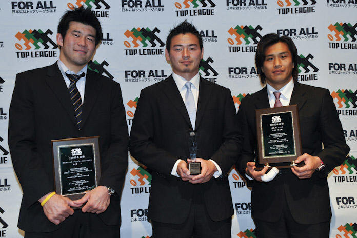 トップリーグ表彰式にて。特別賞を受賞した元ヤマハの木曽選手（左）と大西選手（右）