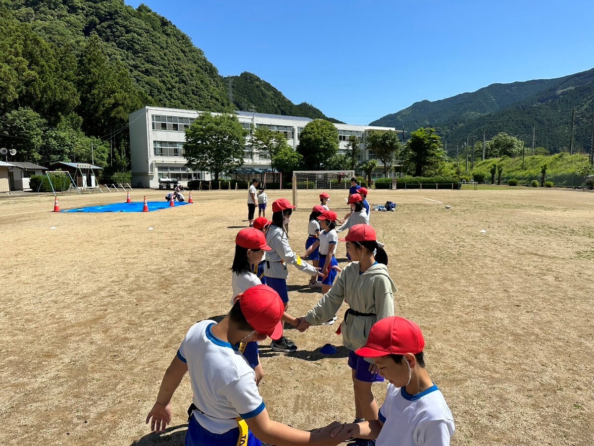 普及No.19【REVSキャラバン】浜松市立佐久間小学校にてタグラグビー教室&夢語りを実施いたしました