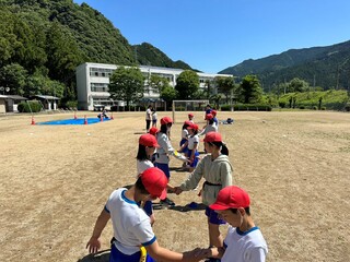 普及No.19【REVSキャラバン】浜松市立佐久間小学校にてタグラグビー教室&夢語りを実施いたしました